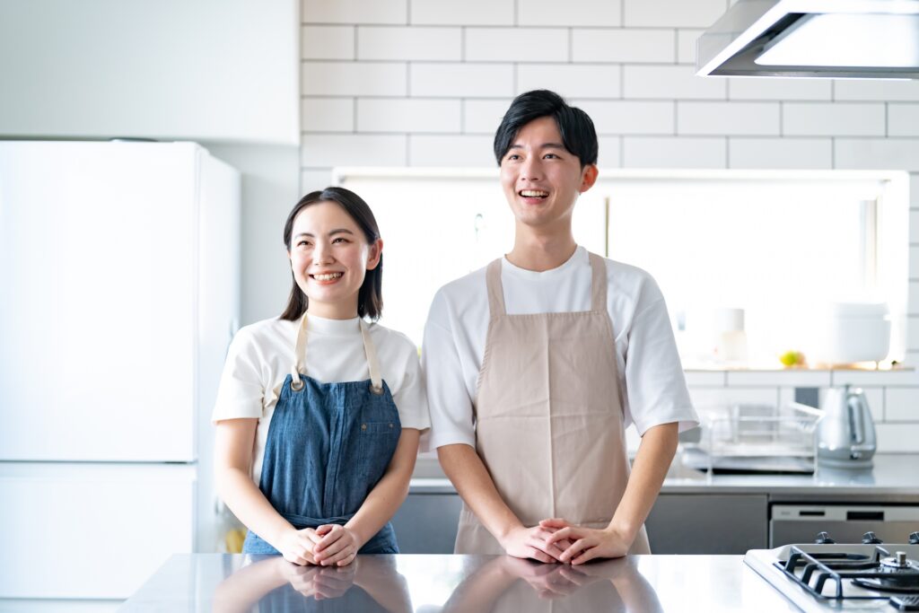 シェアキッチンの厨房に立つ2人の料理人